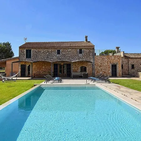 Lavish With Private Swimming Pool